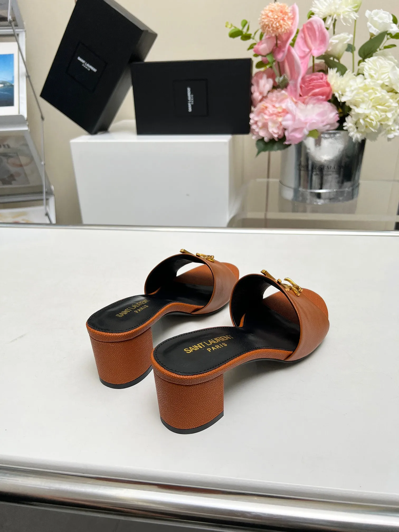 👟👟Ex-factory price 340👟👟 Genuine leather sole +30 Heel height: 5cm Fabric: Cow leather Pads: Sheep leather Size: 35-43 (42, 43 custom-made, non-returnable) [Saint Laurent] Saint Laurent 2024 counter synchronized new model, YSL-logo letter buckle decoration, high-quality and glamorous masterpiece, both temperament and fashion Classic and attractive design style, especially beautiful on the feet